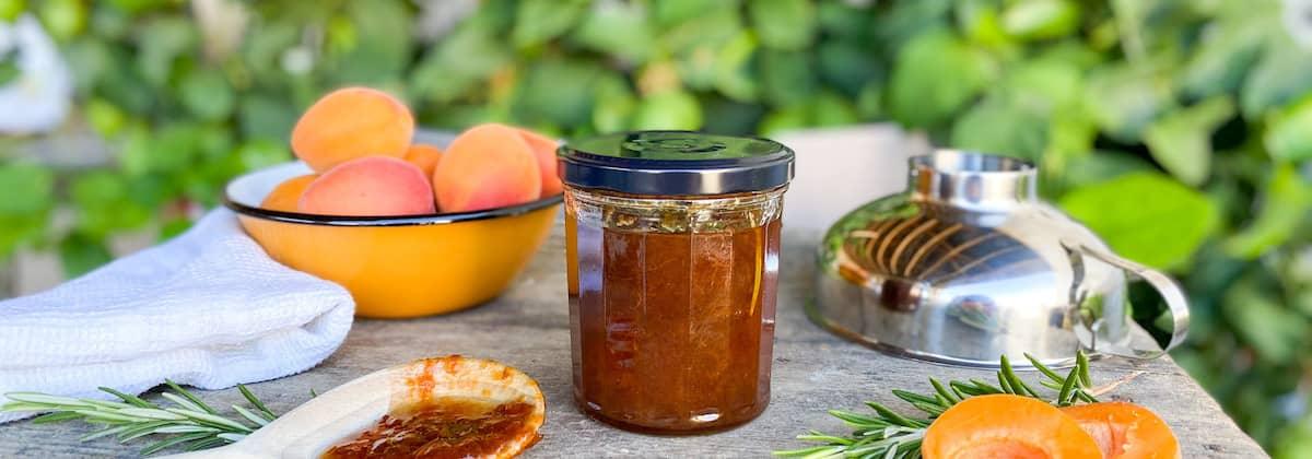 Réussir sa confiture maison abricot romarin