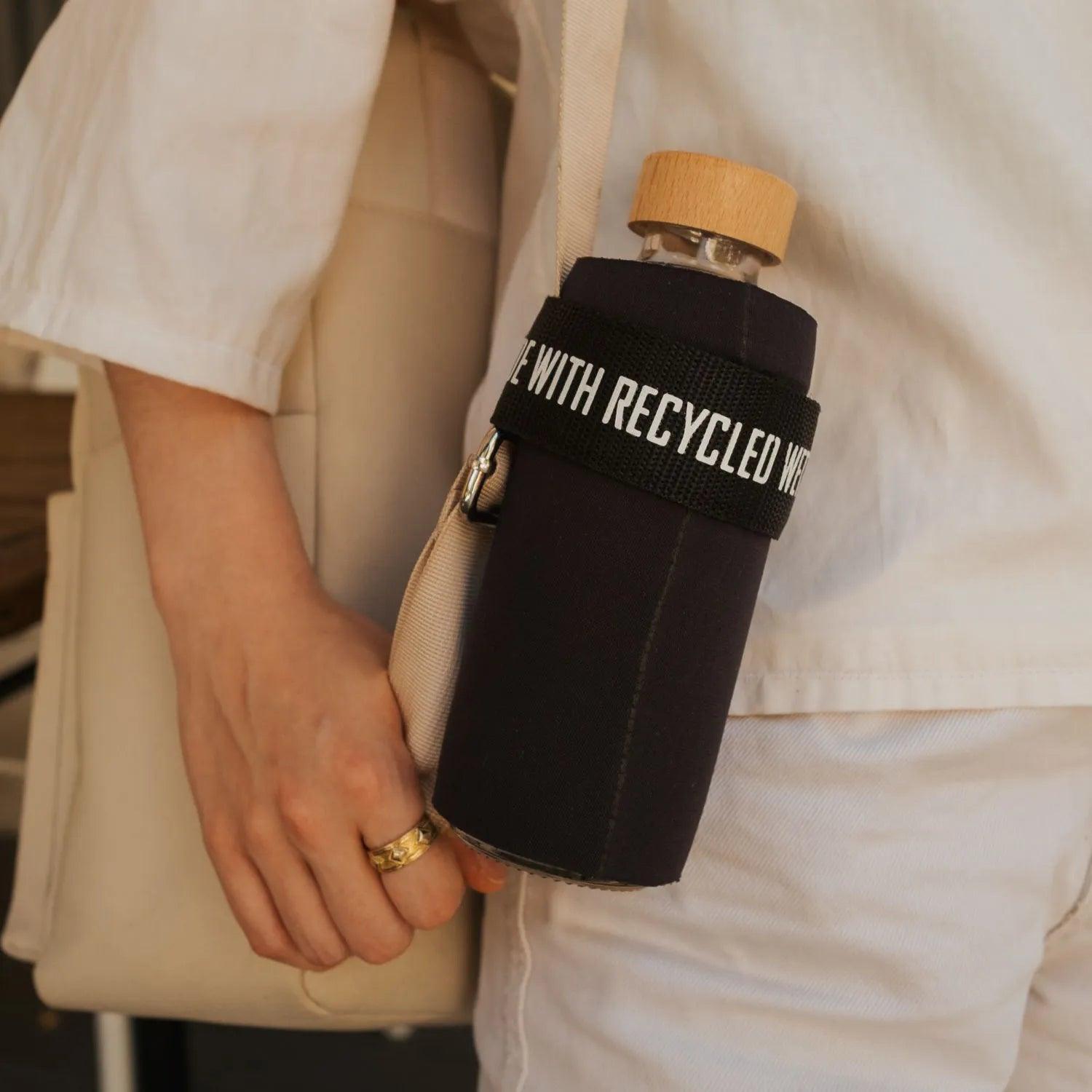 Gourde en verre et housse upcyclée Chopette x Sooruz