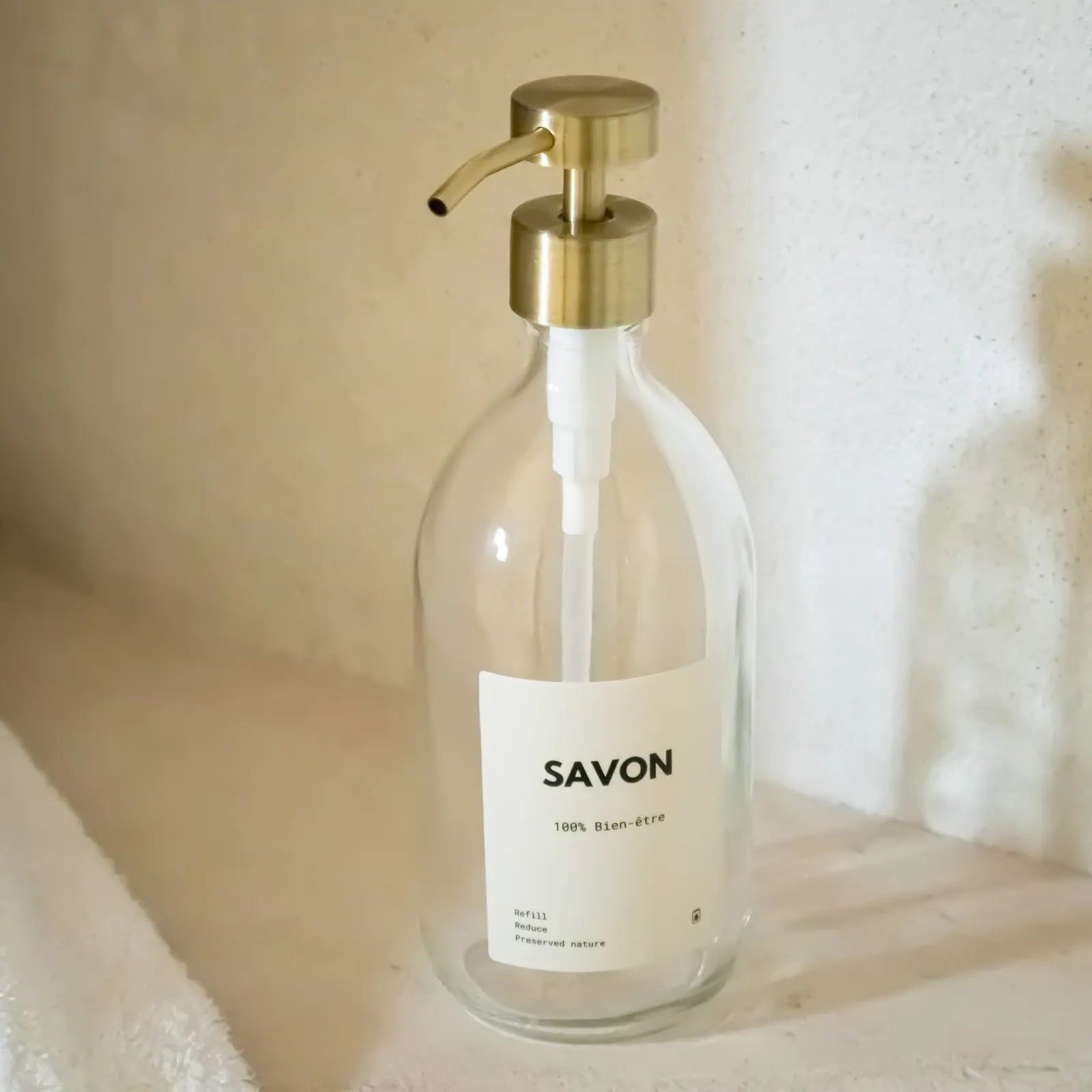 Distributeur de savon en verre transparent de 500 mL avec pompe doseuse inox bronze et étiquette savon