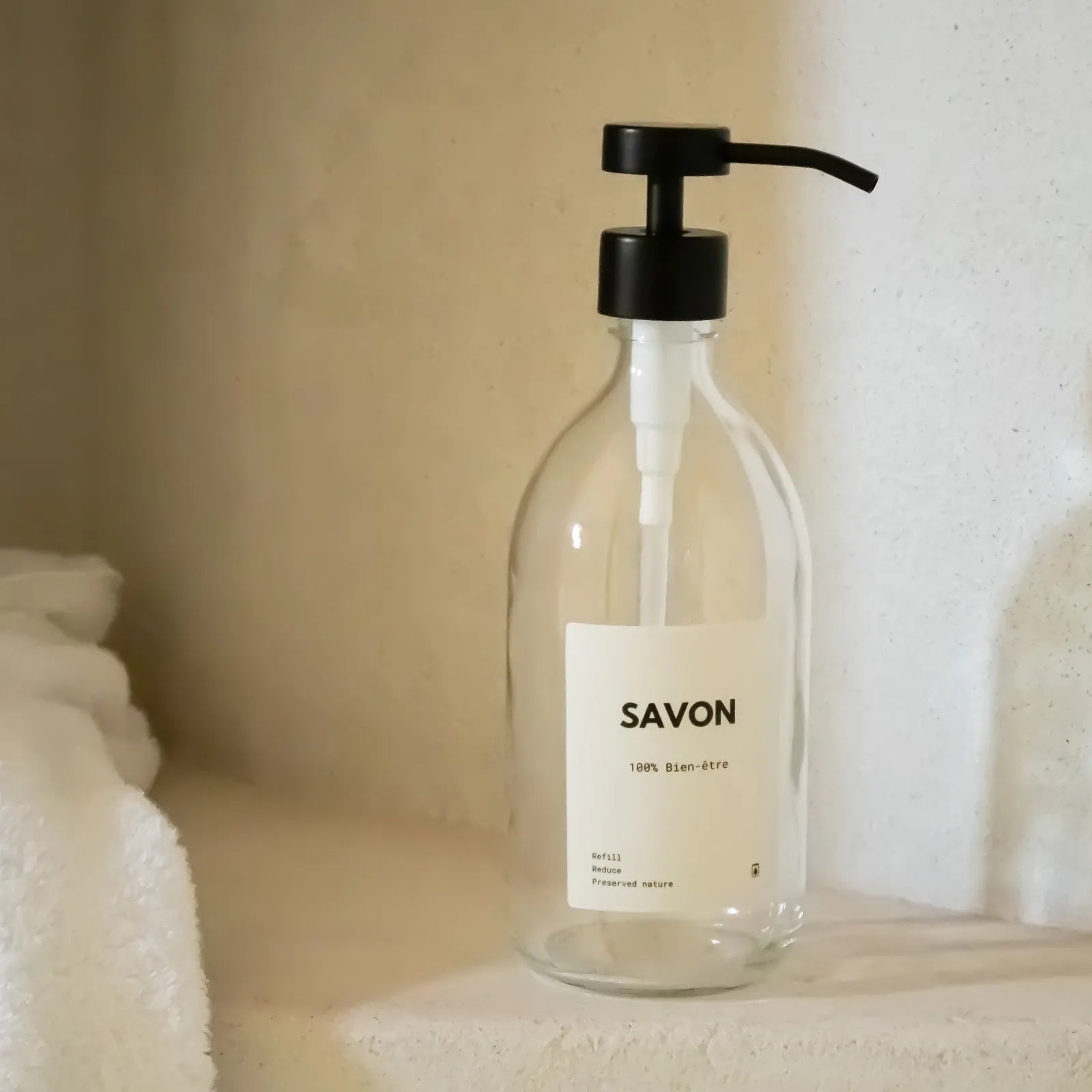 Distributeur de savon en verre transparent de 500 mL avec pompe doseuse inox noir mat et étiquette savon
