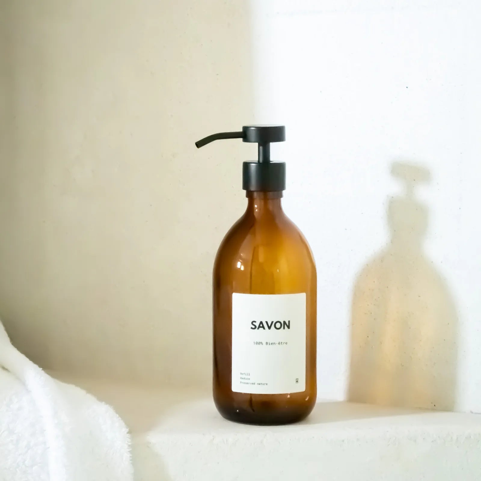 Distributeur de savon verre ambré avec pompe inox noir mat et étiquette savon waterproof