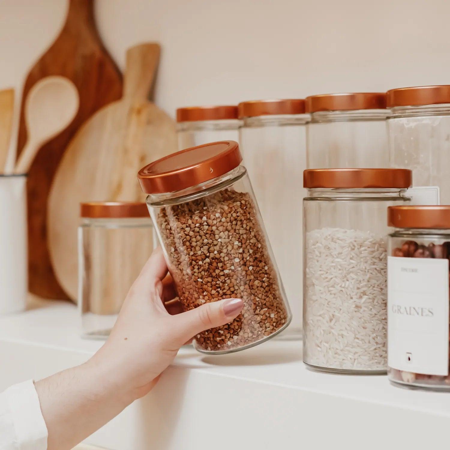 Bocaux en verre avec couvercles cuivre et étiquettes pour vrac