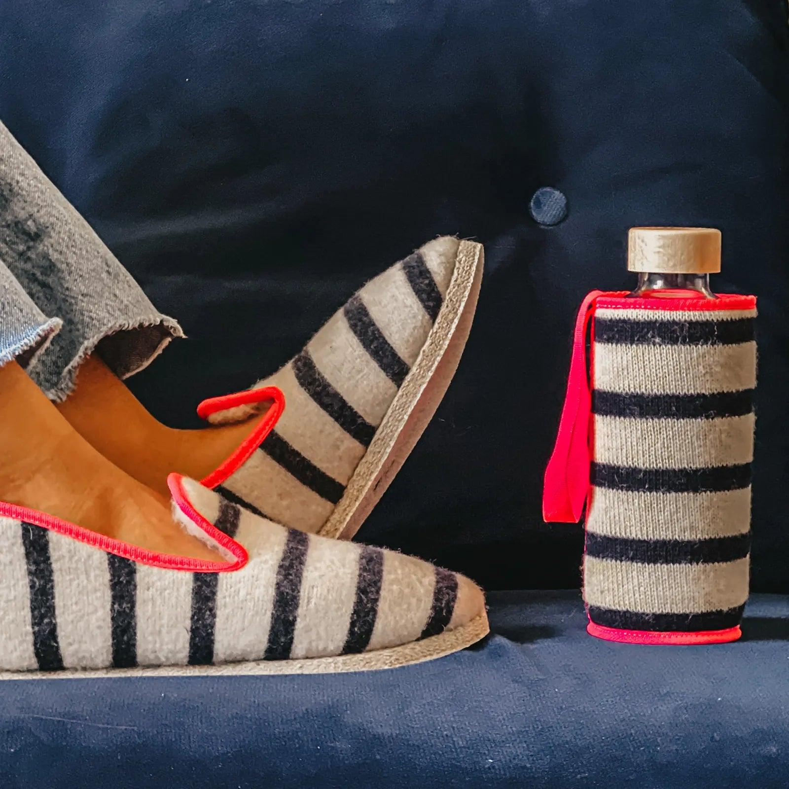 Coffret comprenant une paire de chausson Charentaise et une gourde en verre avec housse assortie