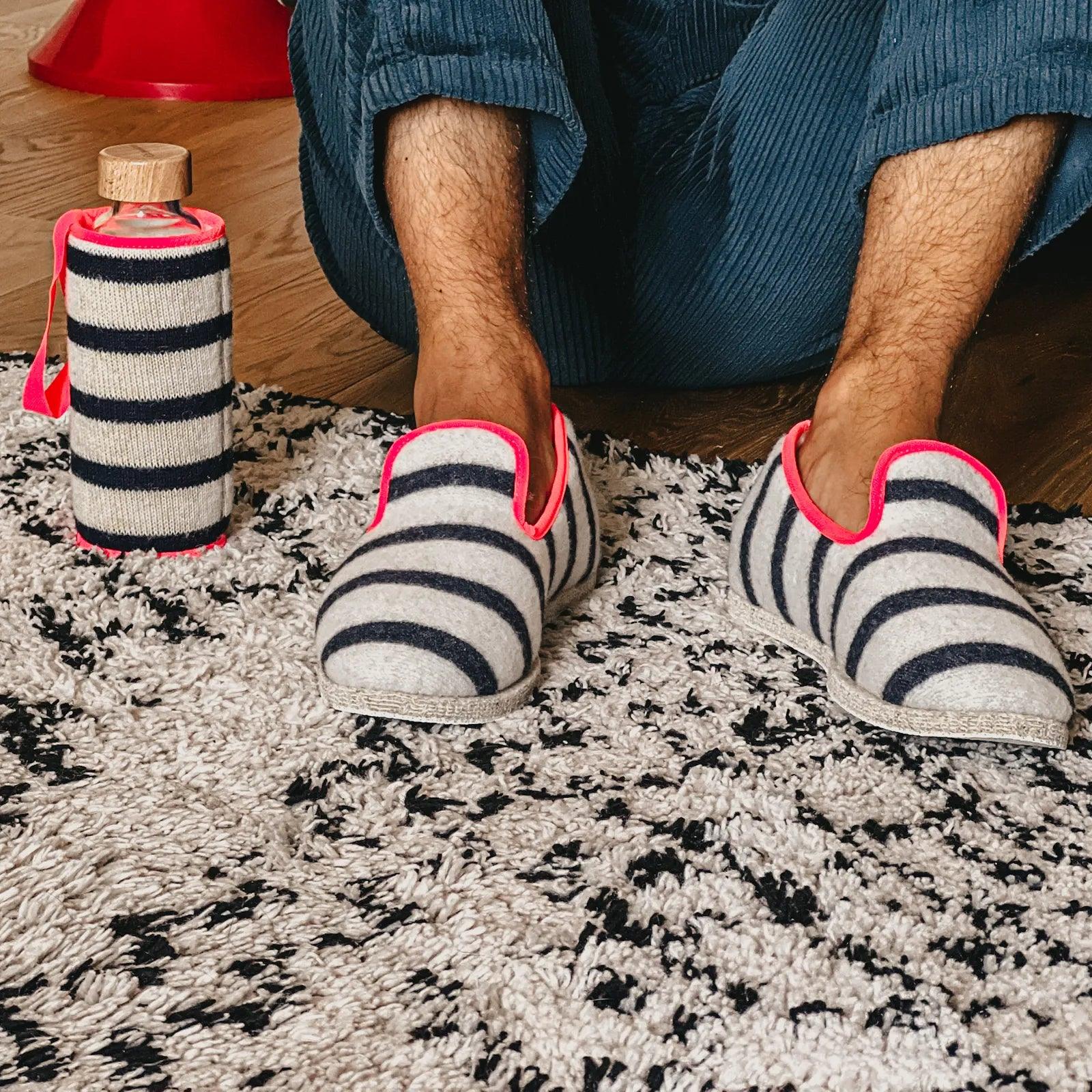 Coffret comprenant une paire de chausson Charentaise et une gourde en verre avec housse assortie