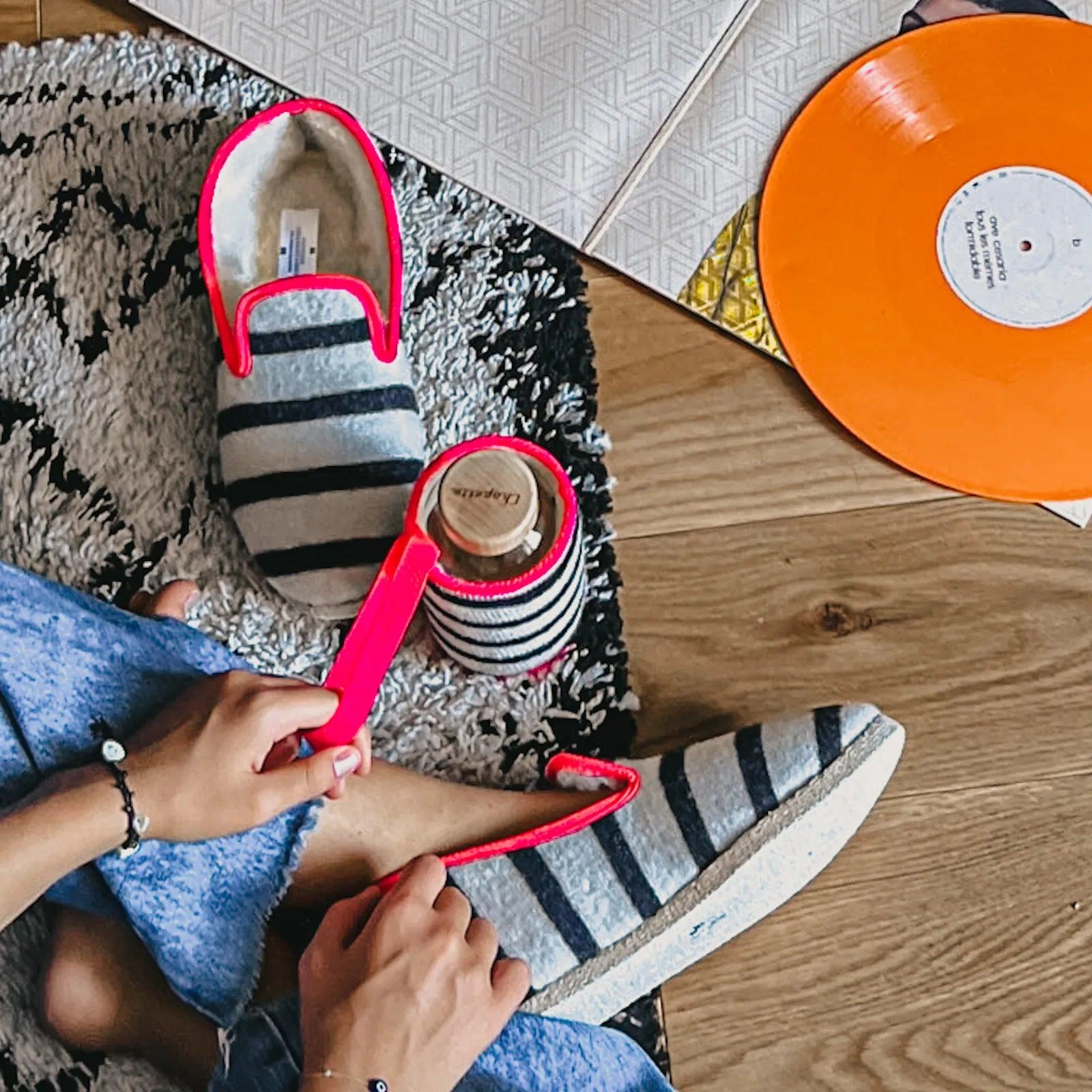 Coffret comprenant une paire de chausson Charentaise et une gourde en verre avec housse assortie