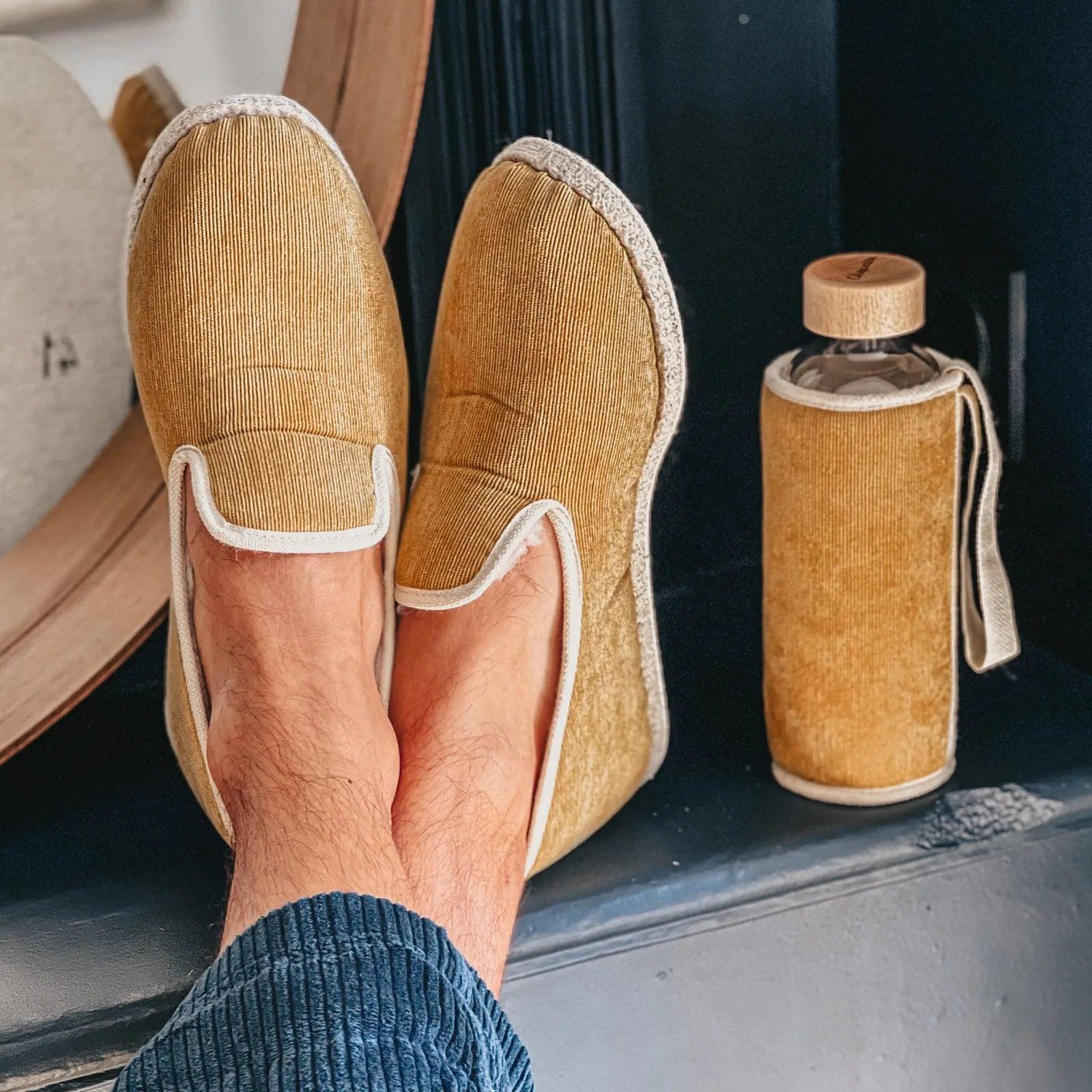 Coffret comprenant une paire de chausson Charentaise et une gourde en verre avec housse assortie