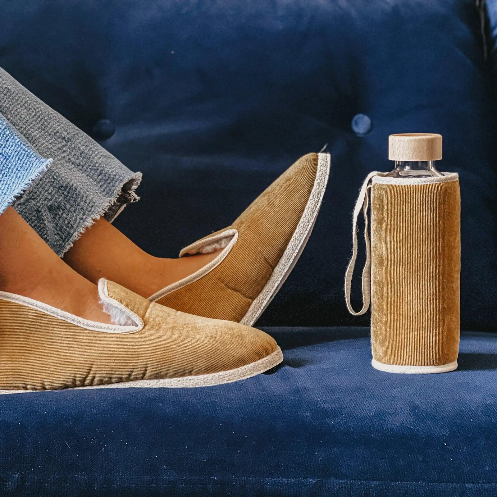 Coffret comprenant une paire de chausson Charentaise et une gourde en verre avec housse assortie