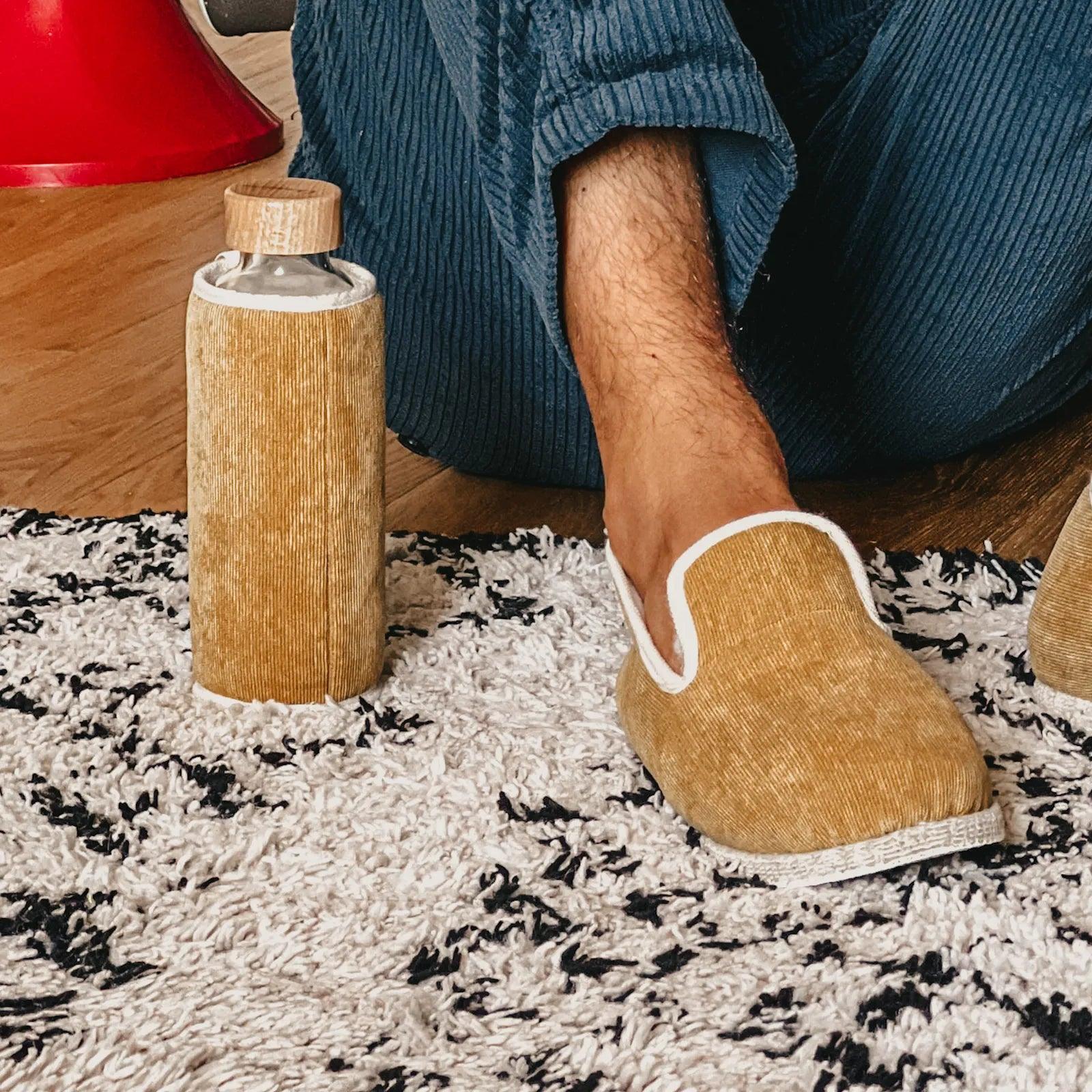 Coffret comprenant une paire de chausson Charentaise et une gourde en verre avec housse assortie