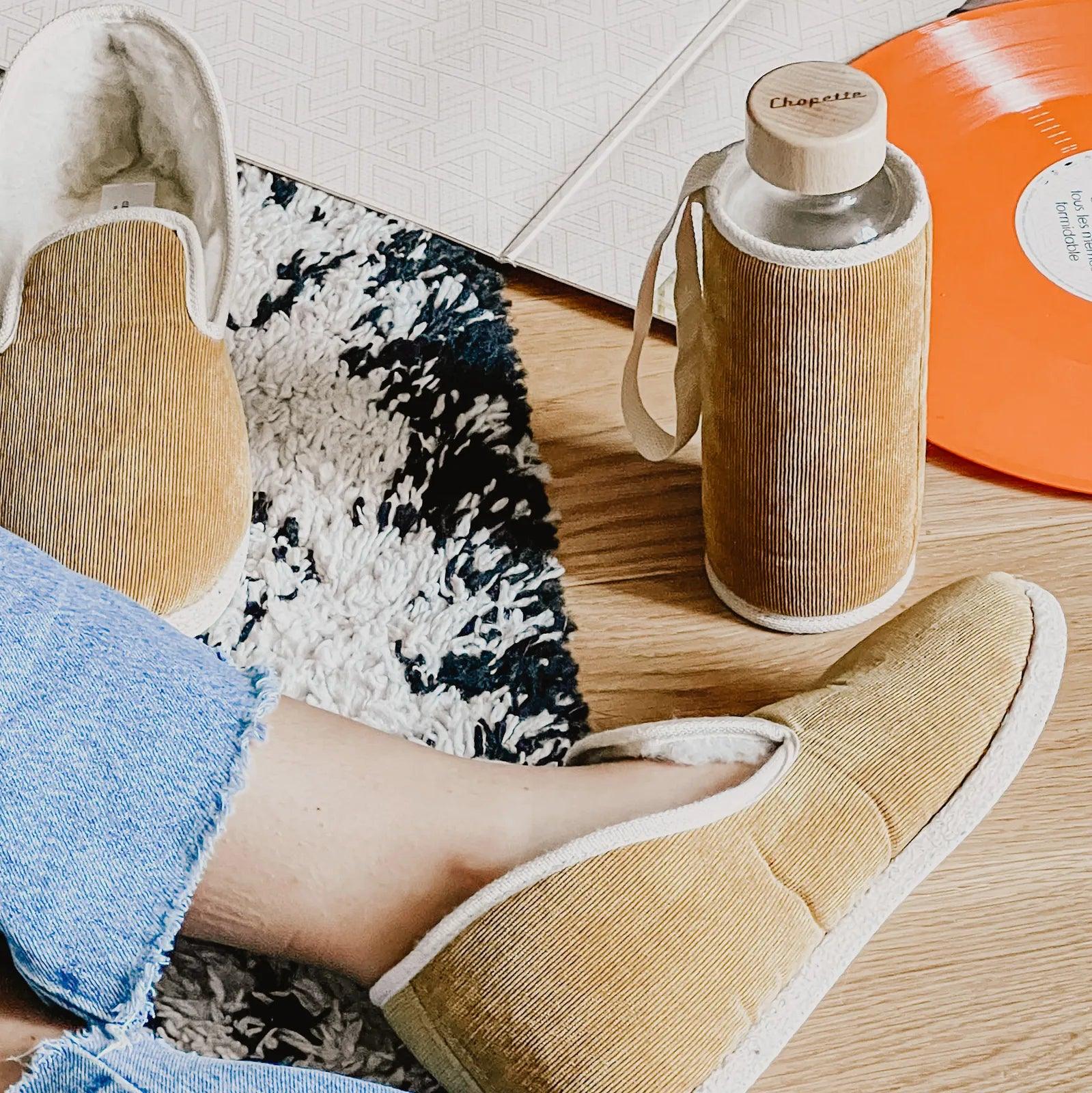 Coffret comprenant une paire de chausson Charentaise et une gourde en verre avec housse assortie