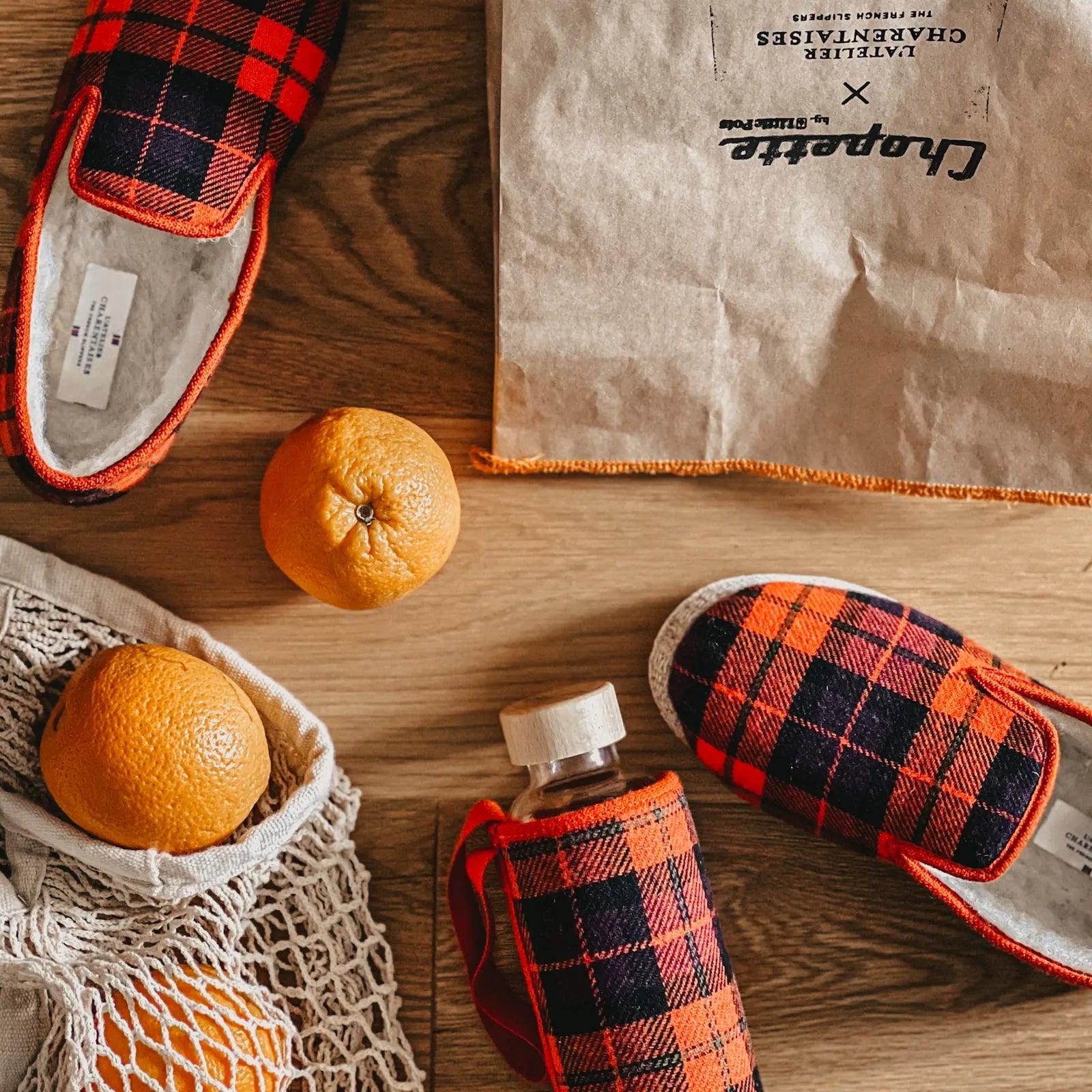 Coffret comprenant une paire de chausson Charentaise et une gourde en verre avec housse assortie
