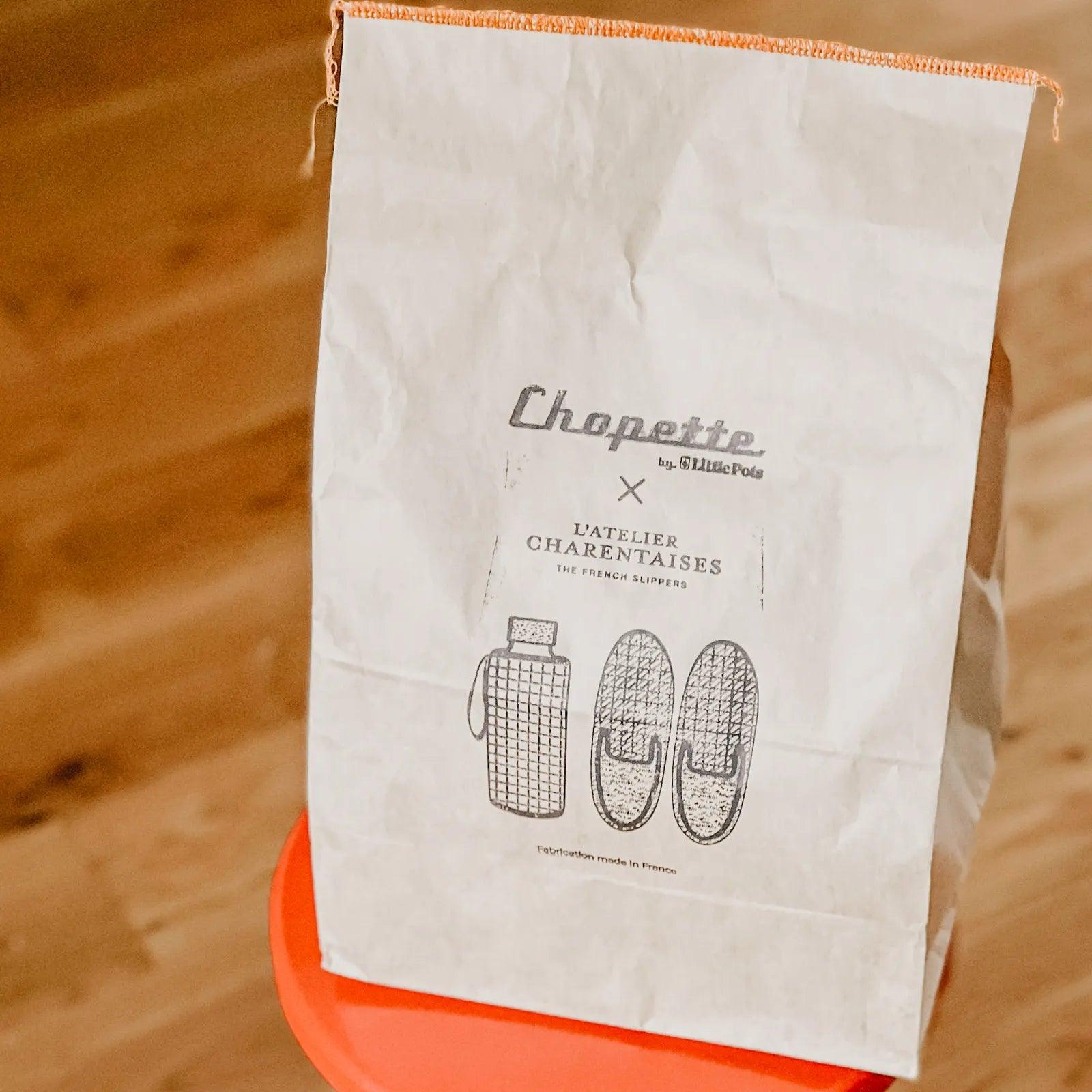 Coffret comprenant une paire de chausson Charentaise et une gourde en verre avec housse assortie