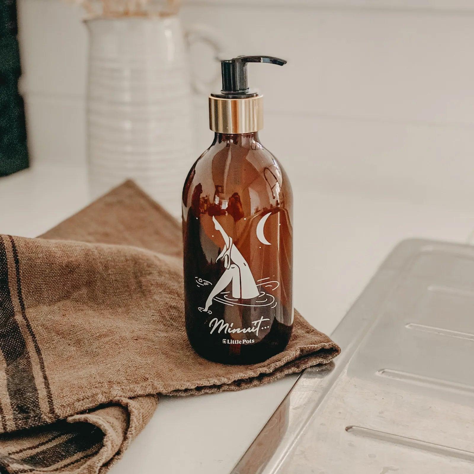 Distributeur de savon en verre ambré