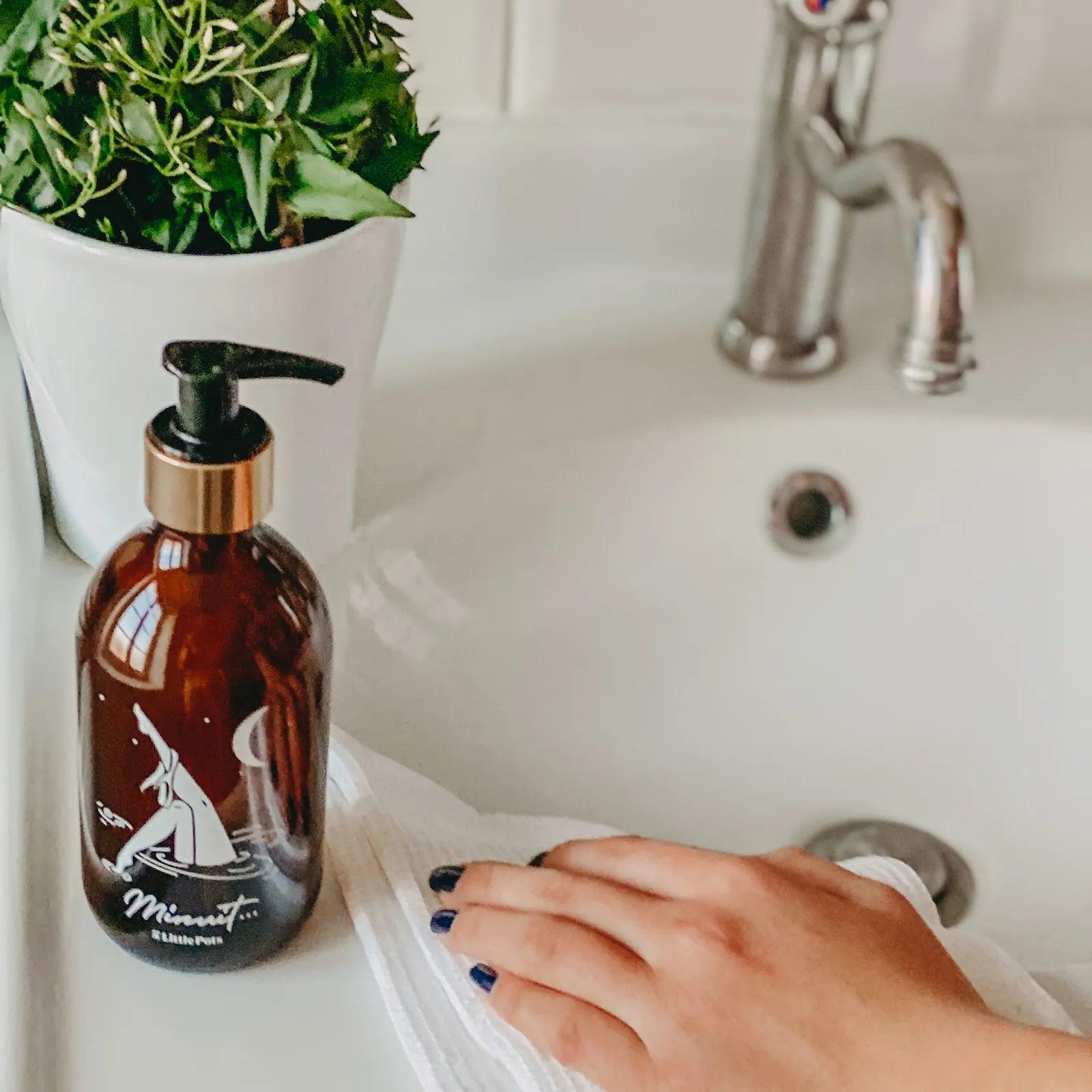 distributeur de savon en verre ambré