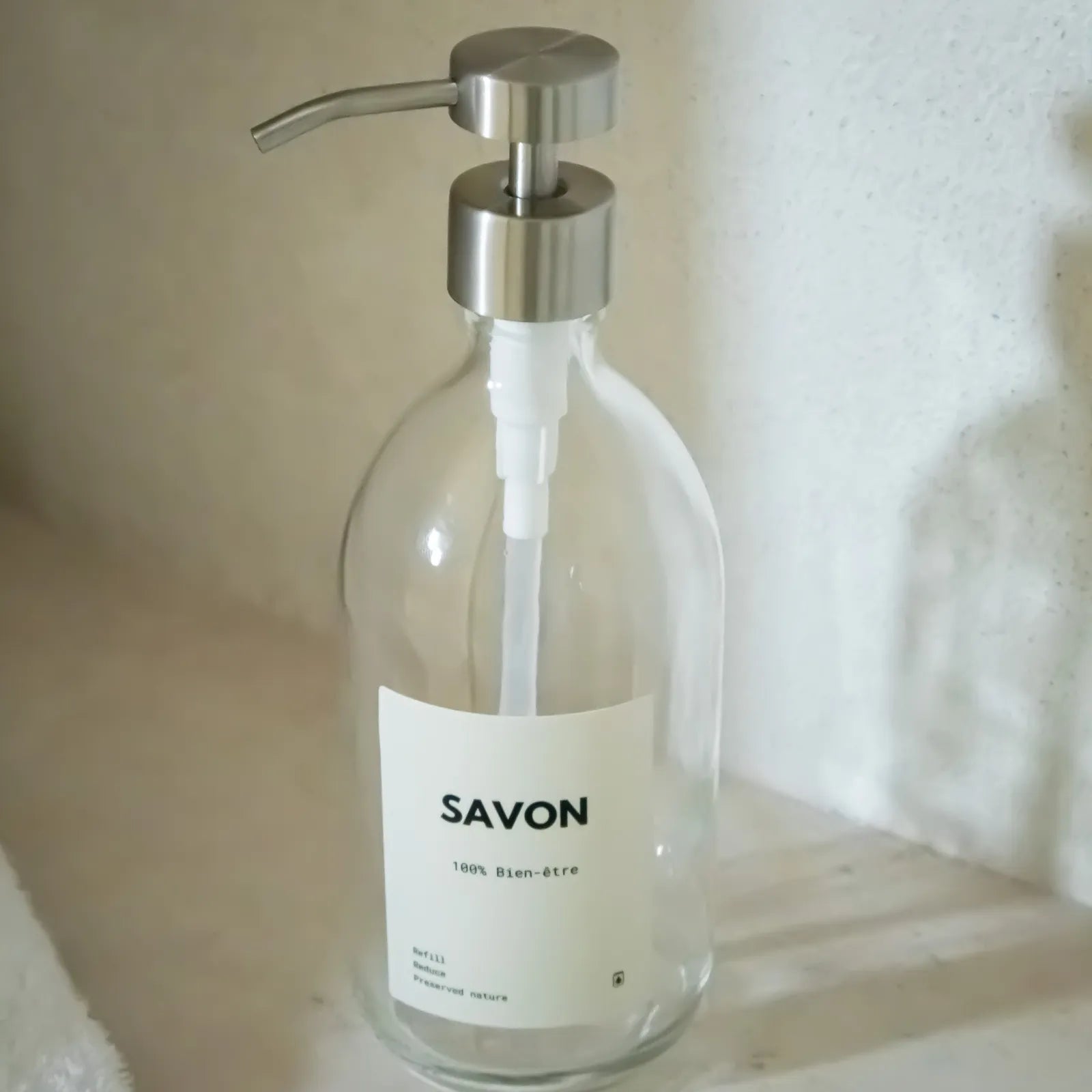 Distributeur de savon en verre transparent  de 500 mL avec pompe doseuse inox argent et étiquette savon 